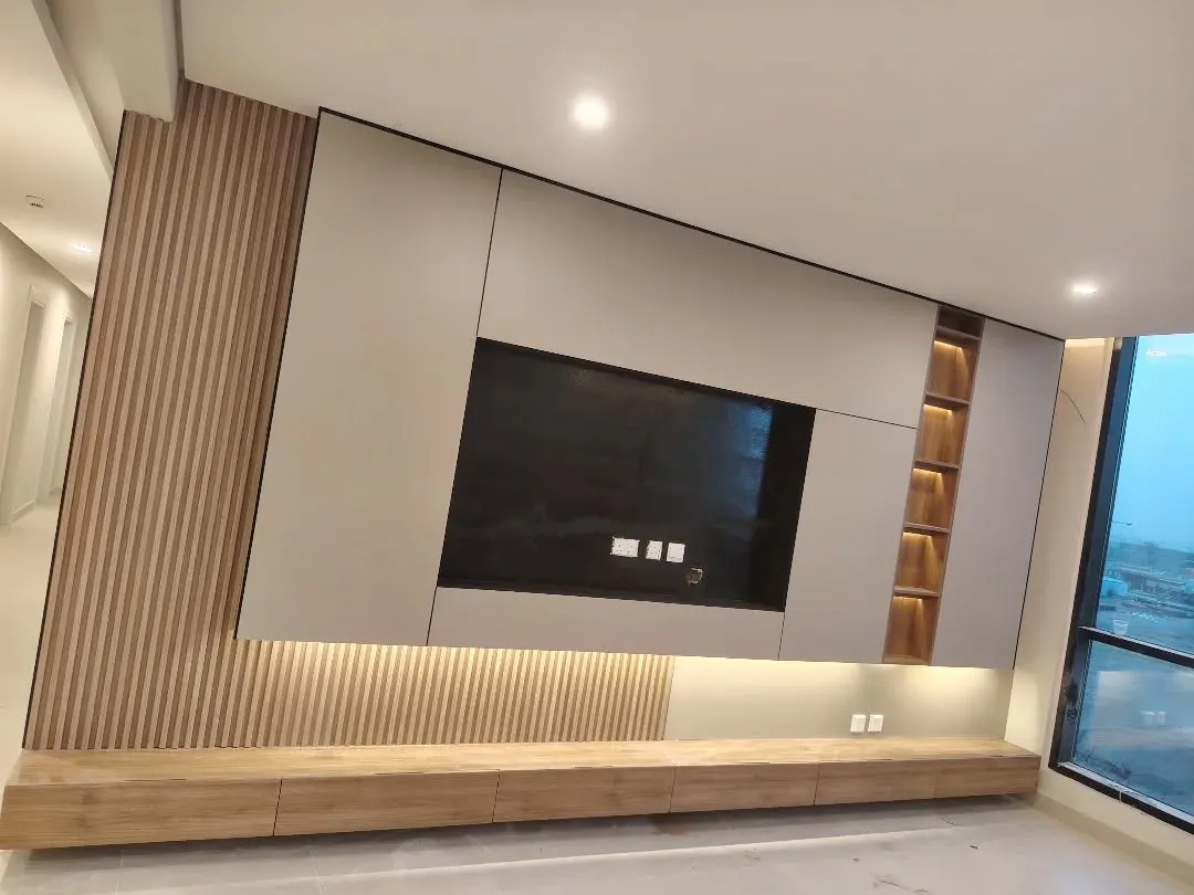 معلم تركيب بديل شيبورد يركب لوح على الجدار