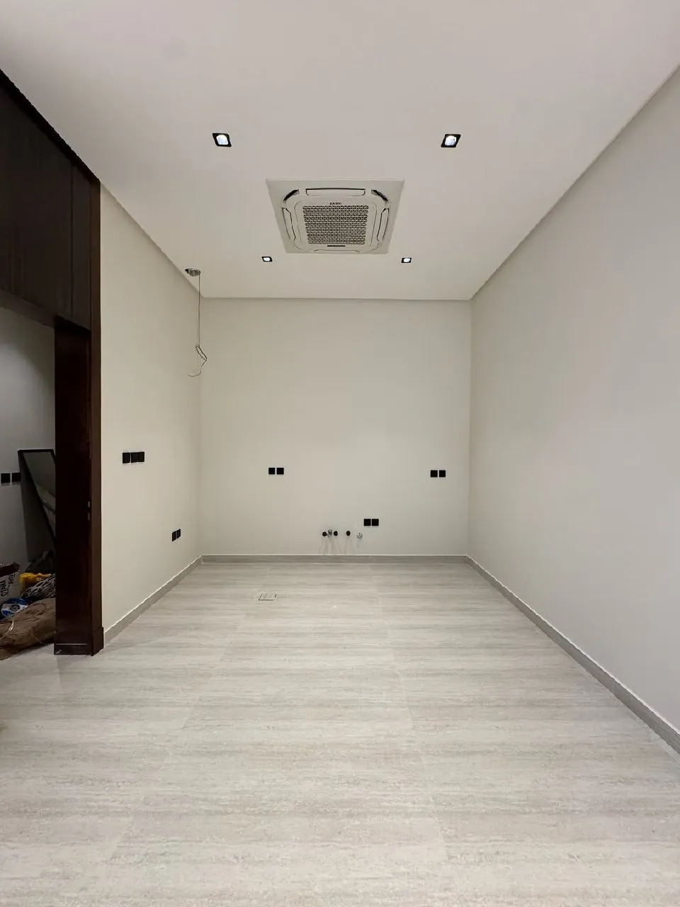 معلم بوية يدهن شقة سكنية بالرياض