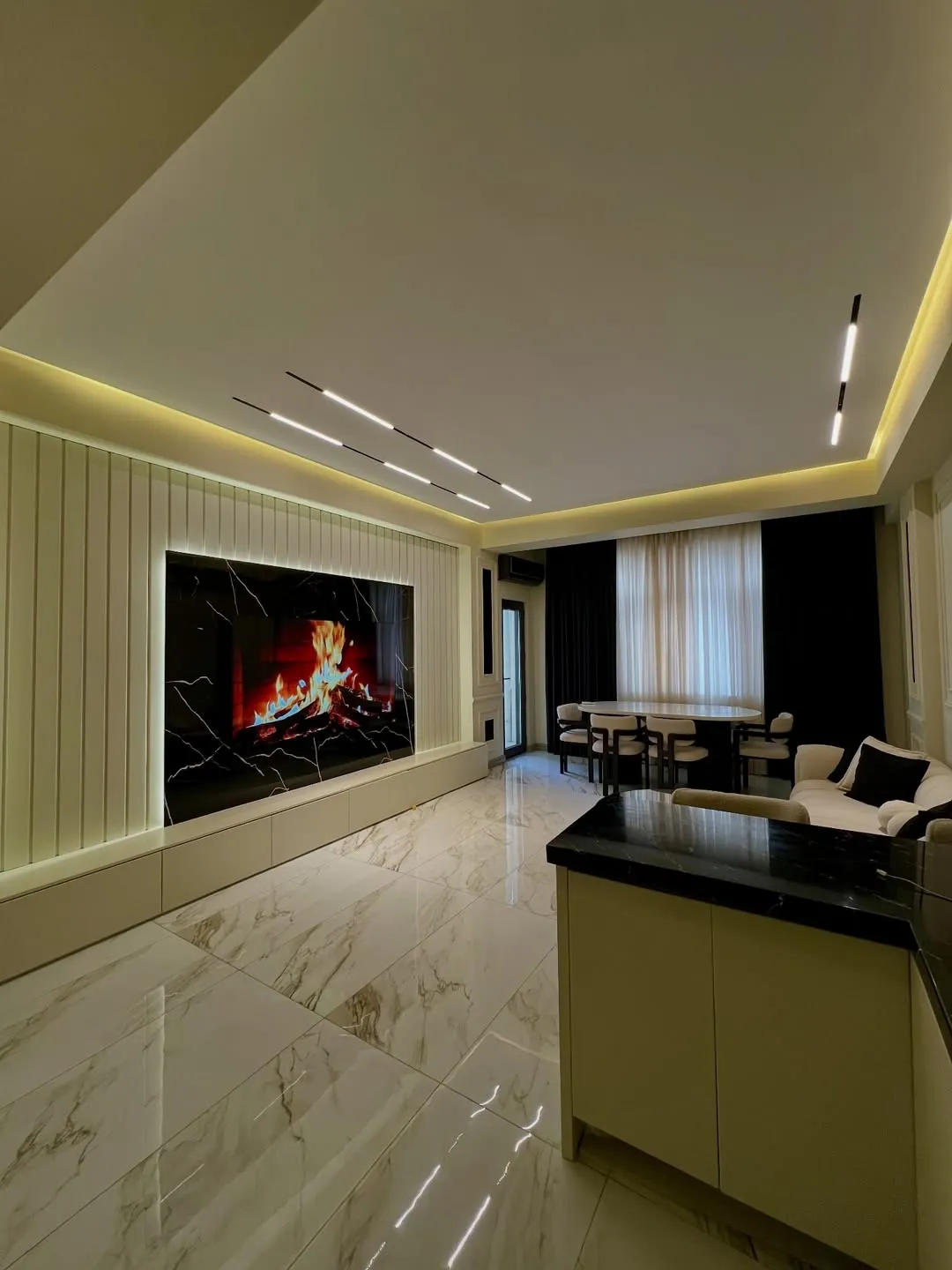 معلم دهانات داخلية بالرياض أثناء العمل