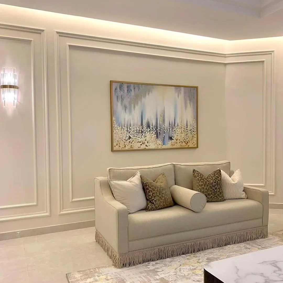 معلم فوم يأخذ مقاسات الجدار