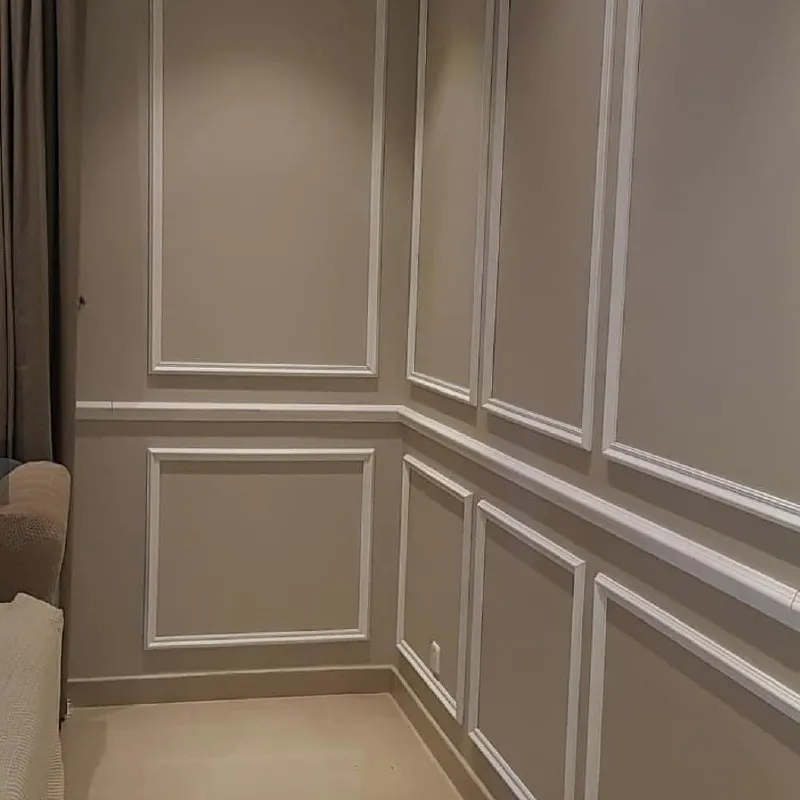 فني يركب فوم بدقة في الزوايا