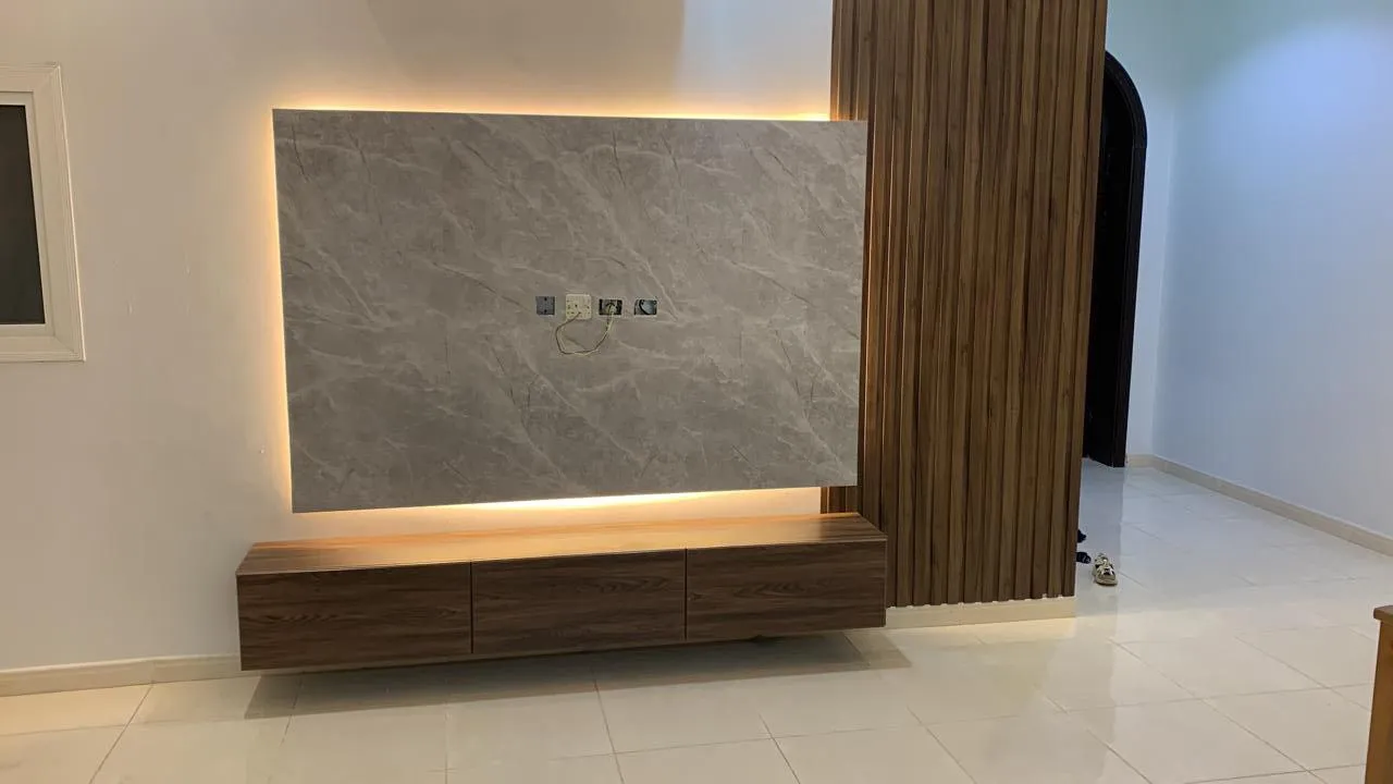 فني يقص بديل الرخام بالمنشار الدائري